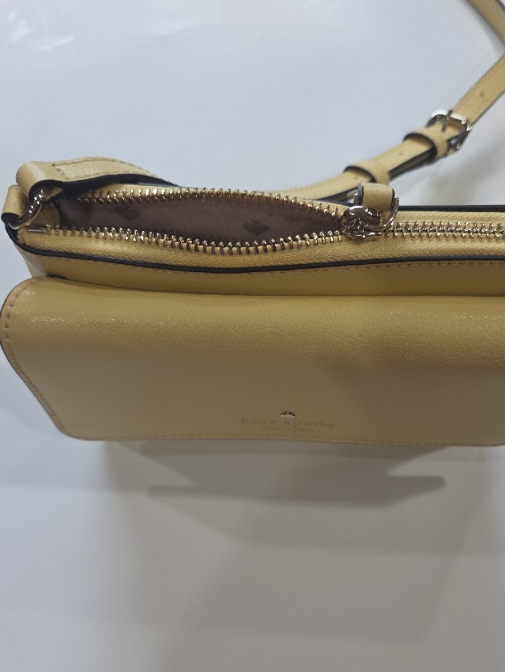 ♠️♠️Kate Spade Perry Saffiano Pale Yellow Leather Crossbody Wallet♠️♠️ - Picture 3 of 4